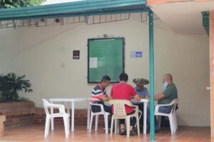 Personas socializando en los espacios de la Fundación cultural y deportiva Santa Bárbara (FUCDESBA)